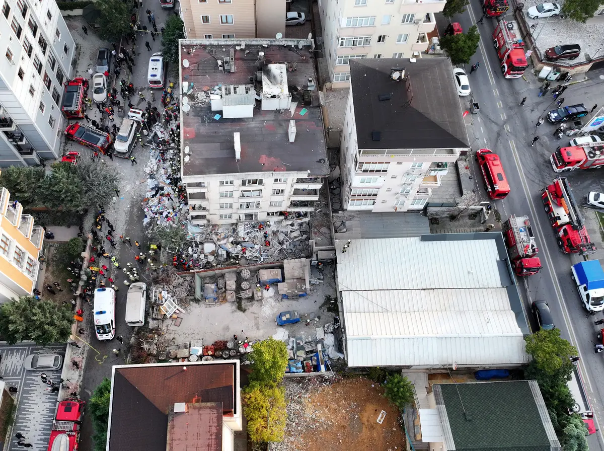 Son dakika: Maltepe de 7 katlı binada çökme! Mahsur kalanlar var… 4