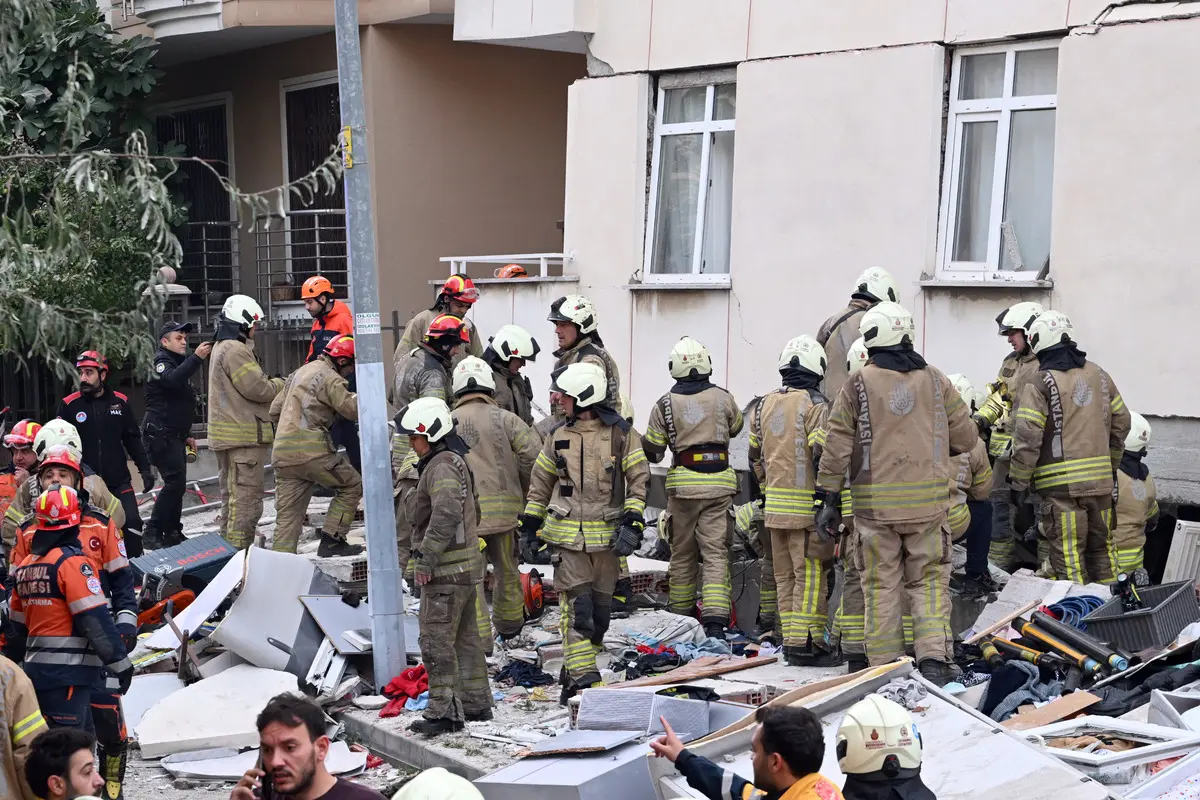 Son dakika: Maltepe de 7 katlı binada çökme! Mahsur kalanlar var… 3