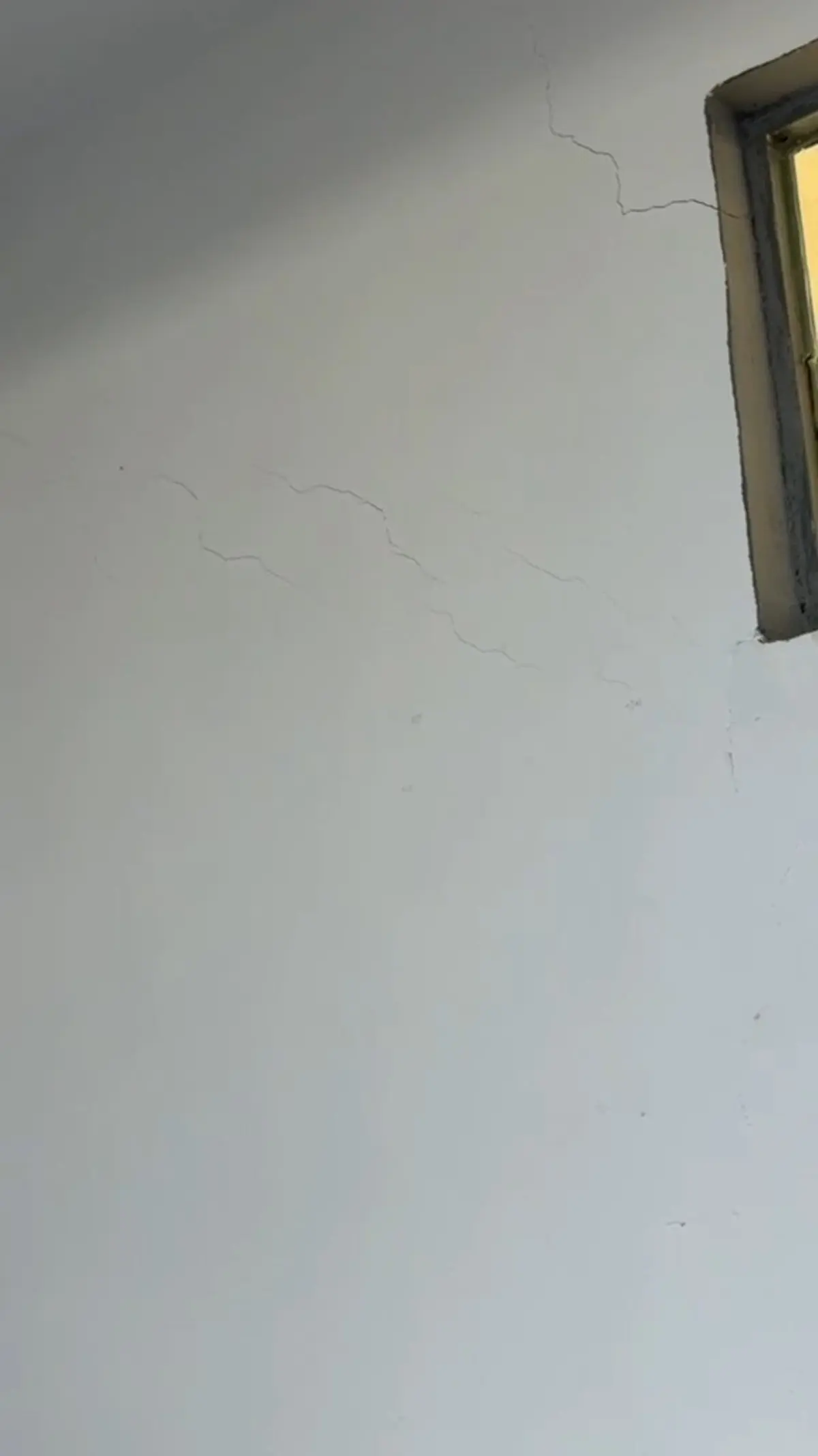 Maltepe deki facia yaşanmadan hemen önce kayda almış: 'çatlaklar oluştu, gün geçtikçe de büyüyor'