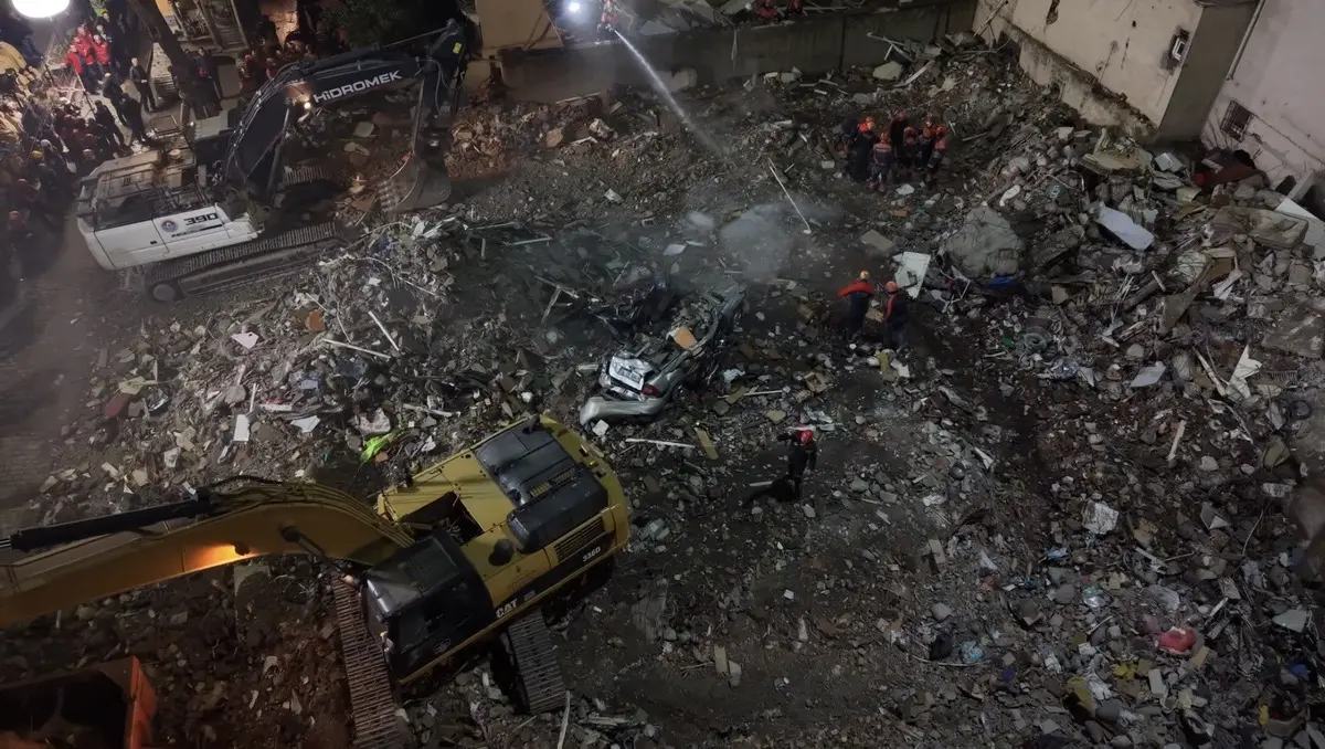 Maltepe de çöken binanın enkazında akılalmaz görüntü: Betondan deniz kabuğu çıktı! 4