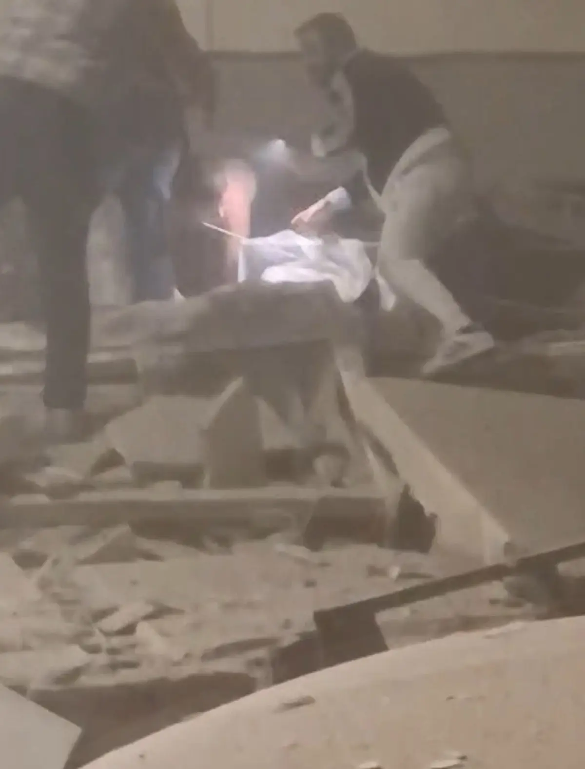 Yıkımdan saniyeler sonra... Çöken binaya karanlıkta yardıma koştular 3