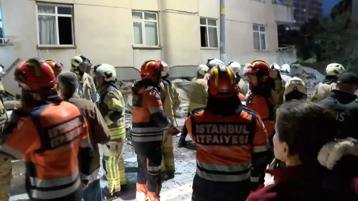 Yıkımdan saniyeler sonra... Çöken binaya karanlıkta yardıma koştular 2