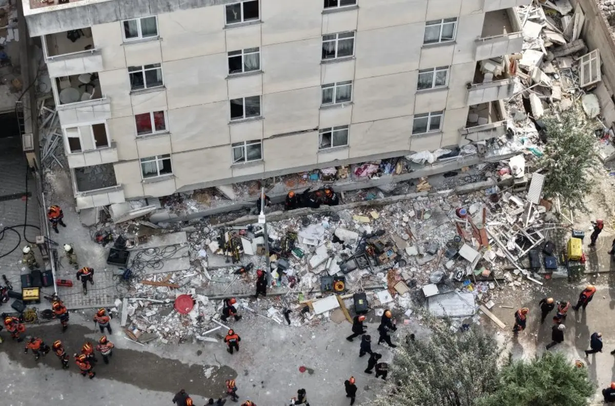 3 kişiyi arama çalışmaları sürüyor! İstanbul Valisi Gül, Maltepe de çöken binayla ilgili son durumu aktardı: 3 bina boşaltıldı 5