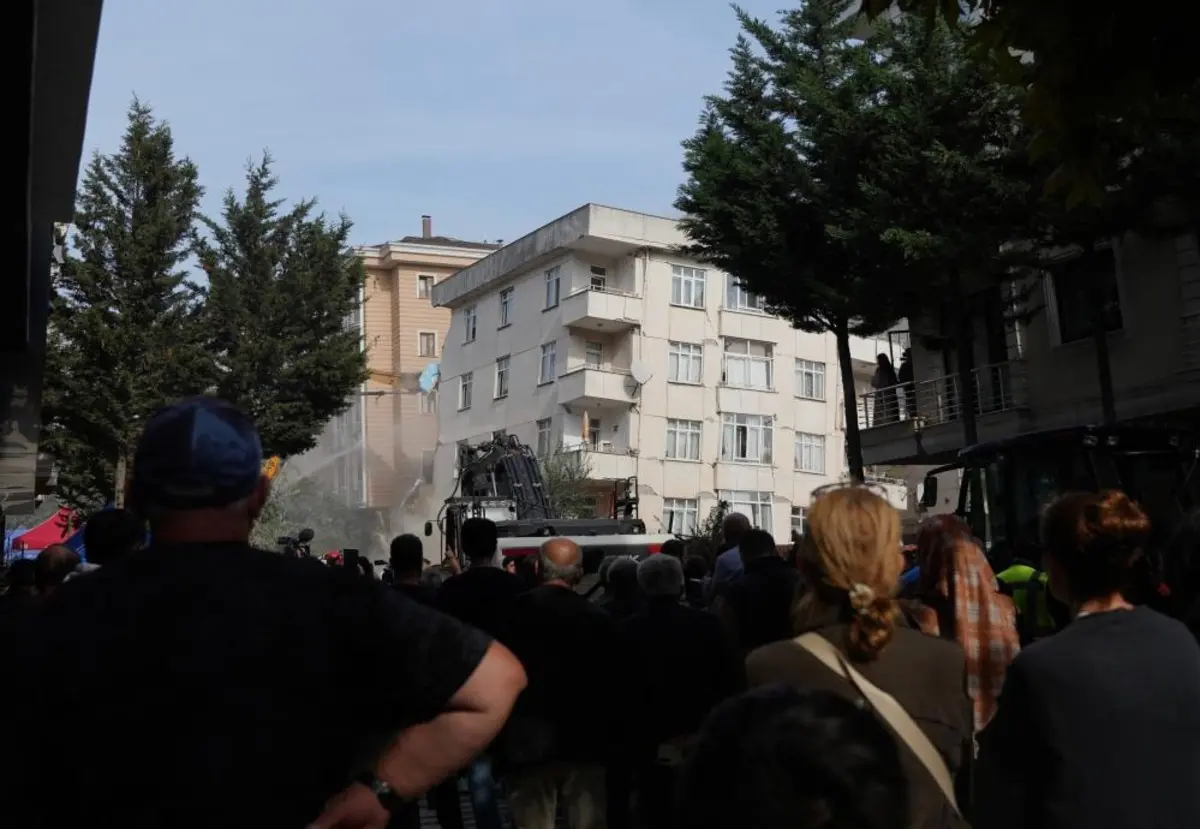 3 kişiyi arama çalışmaları sürüyor! İstanbul Valisi Gül, Maltepe de çöken binayla ilgili son durumu aktardı: 3 bina boşaltıldı 4