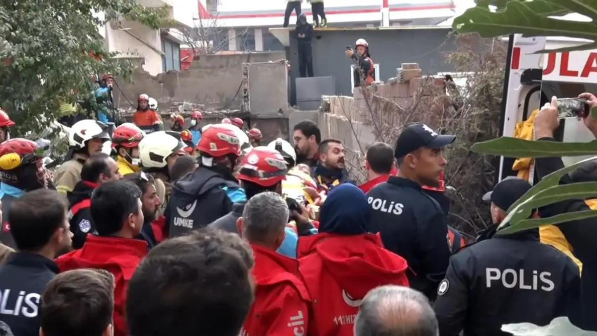 3 kişiyi arama çalışmaları sürüyor! İstanbul Valisi Gül, Maltepe de çöken binayla ilgili son durumu aktardı: 3 bina boşaltıldı 9