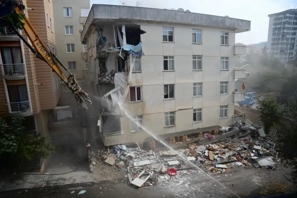 3 kişiyi arama çalışmaları sürüyor! İstanbul Valisi Gül, Maltepe de çöken binayla ilgili son durumu aktardı: 3 bina boşaltıldı 6