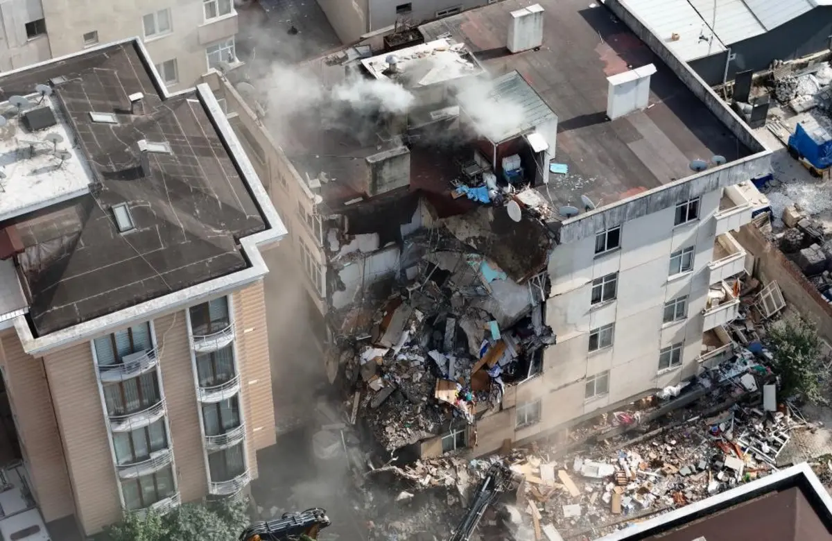 3 kişiyi arama çalışmaları sürüyor! İstanbul Valisi Gül, Maltepe de çöken binayla ilgili son durumu aktardı: 3 bina boşaltıldı 1