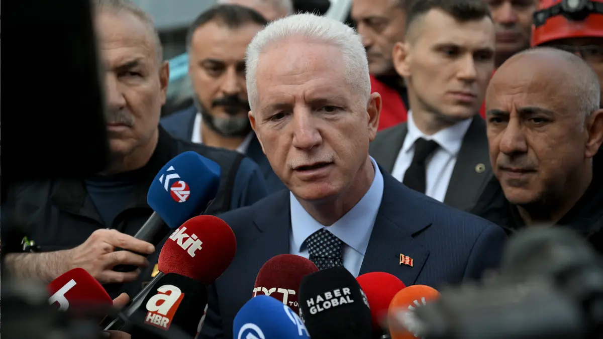 3 kişiyi arama çalışmaları sürüyor! İstanbul Valisi Gül, Maltepe de çöken binayla ilgili son durumu aktardı: 3 bina boşaltıldı 2
