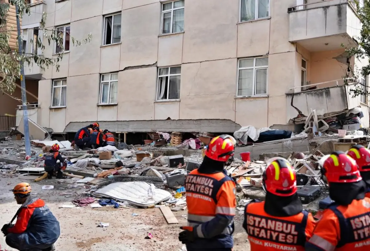 3 kişiyi arama çalışmaları sürüyor! İstanbul Valisi Gül, Maltepe de çöken binayla ilgili son durumu aktardı: 3 bina boşaltıldı 10