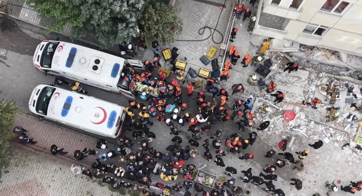 3 kişiyi arama çalışmaları sürüyor! İstanbul Valisi Gül, Maltepe de çöken binayla ilgili son durumu aktardı: 3 bina boşaltıldı 3