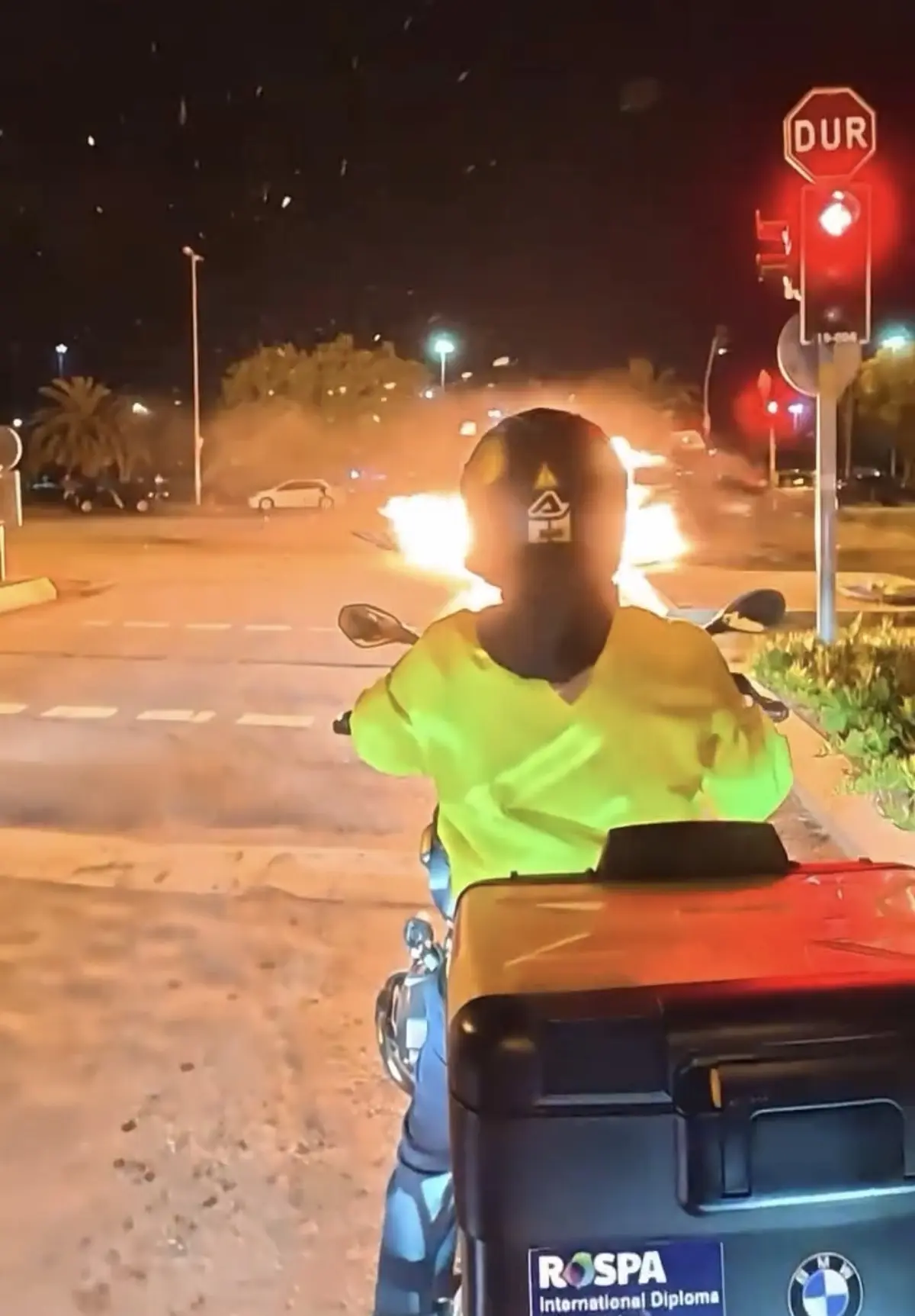 Maltepe de feci kaza! Çarpışma sonrası otomobile alev aldı 2