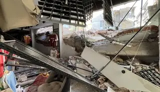 Yıkım sırasında çöken bina, bitişiğindeki 2 binaya zarar verdi