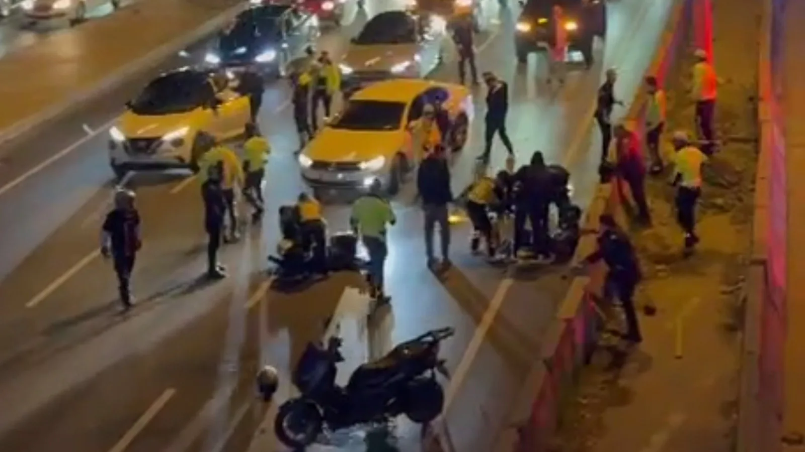Maltepe’de Zincirleme Kaza: Polis Yaralandı!
