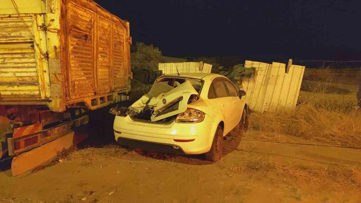 Manavgat’ta Otomobil Kamyona Çarptı: 1 Yaralı