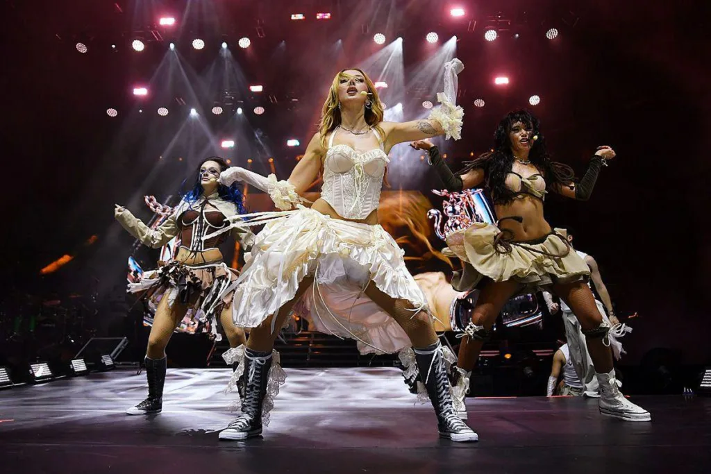 Manifest, Wembley Arena’daki İlk Konserinde Türkçe ve İngilizce Şarkılarla Coşturdu