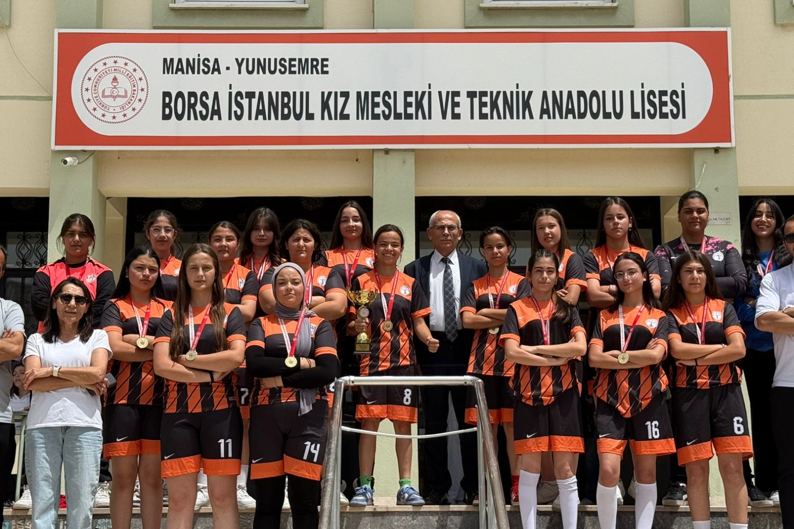 Manisa Borsa İstanbul Kız Lisesi Futsal Şampiyonu!