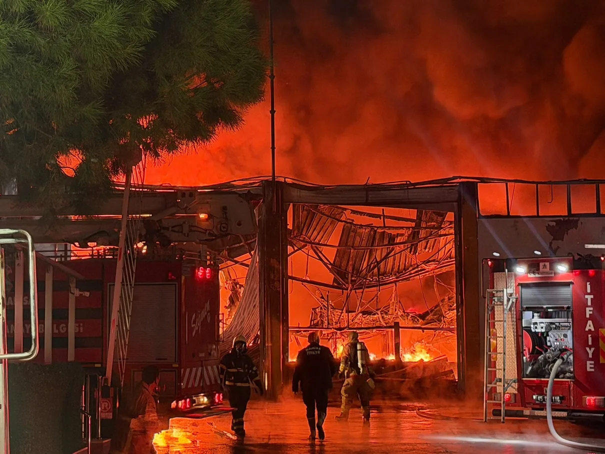 Manisa’da Akü Fabrikasında Yangın: İtfaiye Ekipleri Seferber Oldu