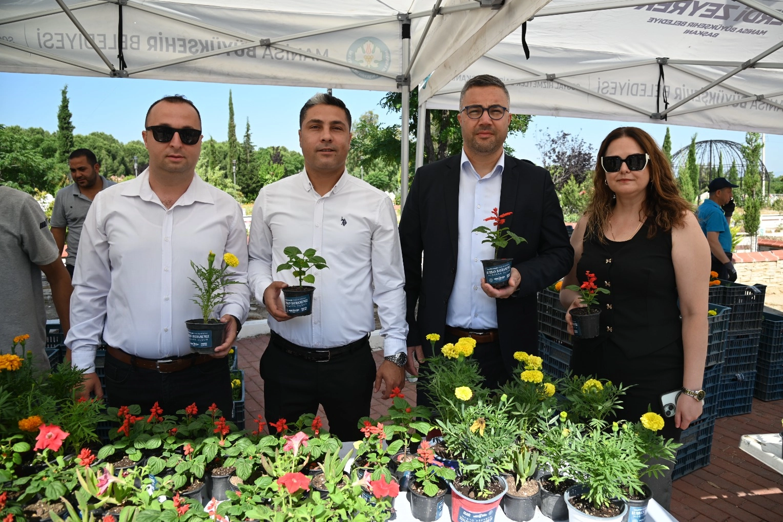 Manisa’da Bayramda Mezarlıklara Çiçek Dağıtıldı