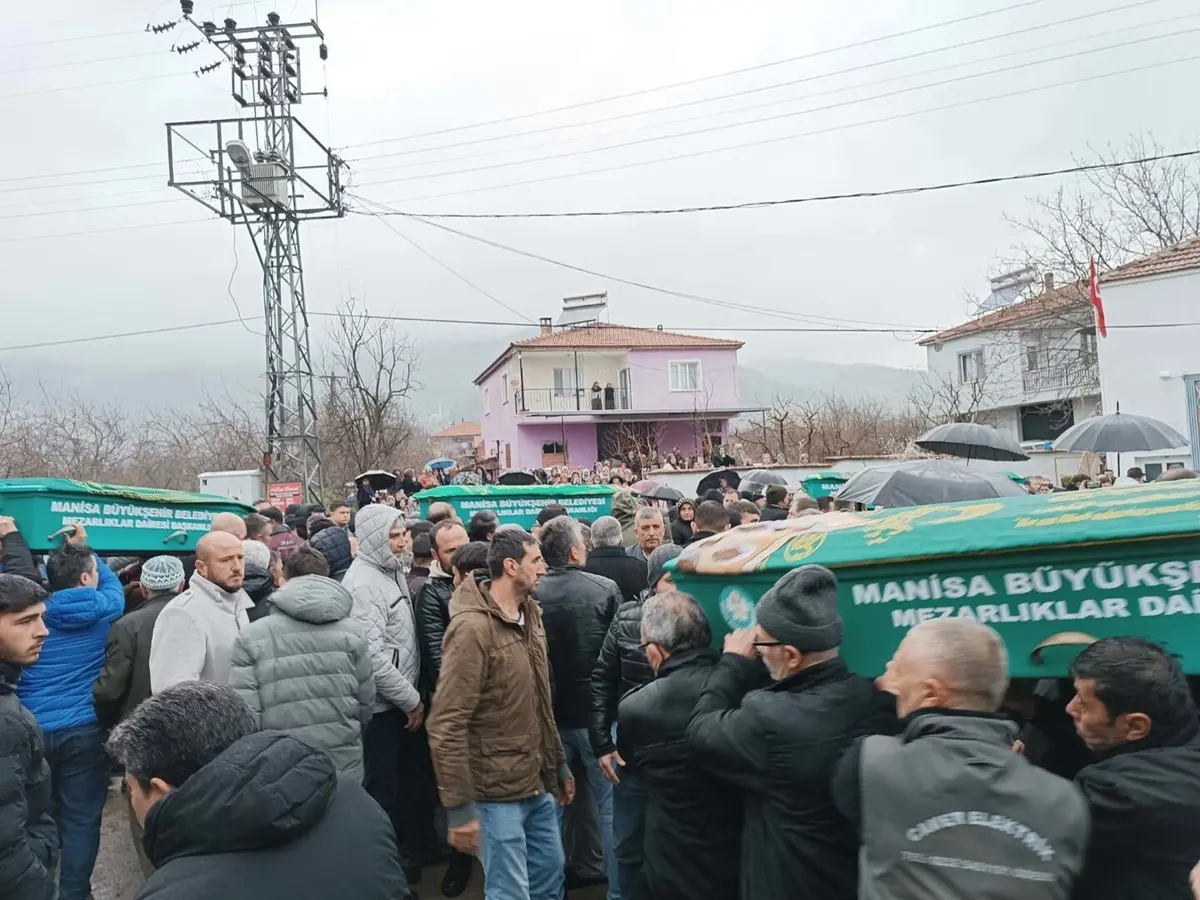 Manisa daki katliamda öldürülmüşlerdi! 1 aile 4 tabut... Toprağa verildiler 5