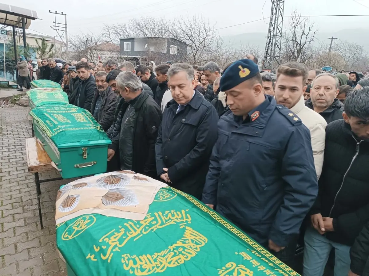 Manisa daki katliamda öldürülmüşlerdi! 1 aile 4 tabut... Toprağa verildiler 6