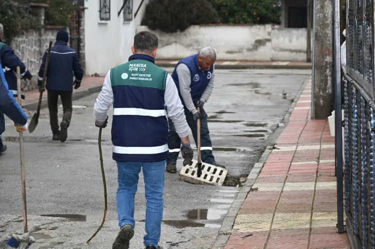 Manisa’da Ekipler Sağanak Yağışla Mücadele Ediyor