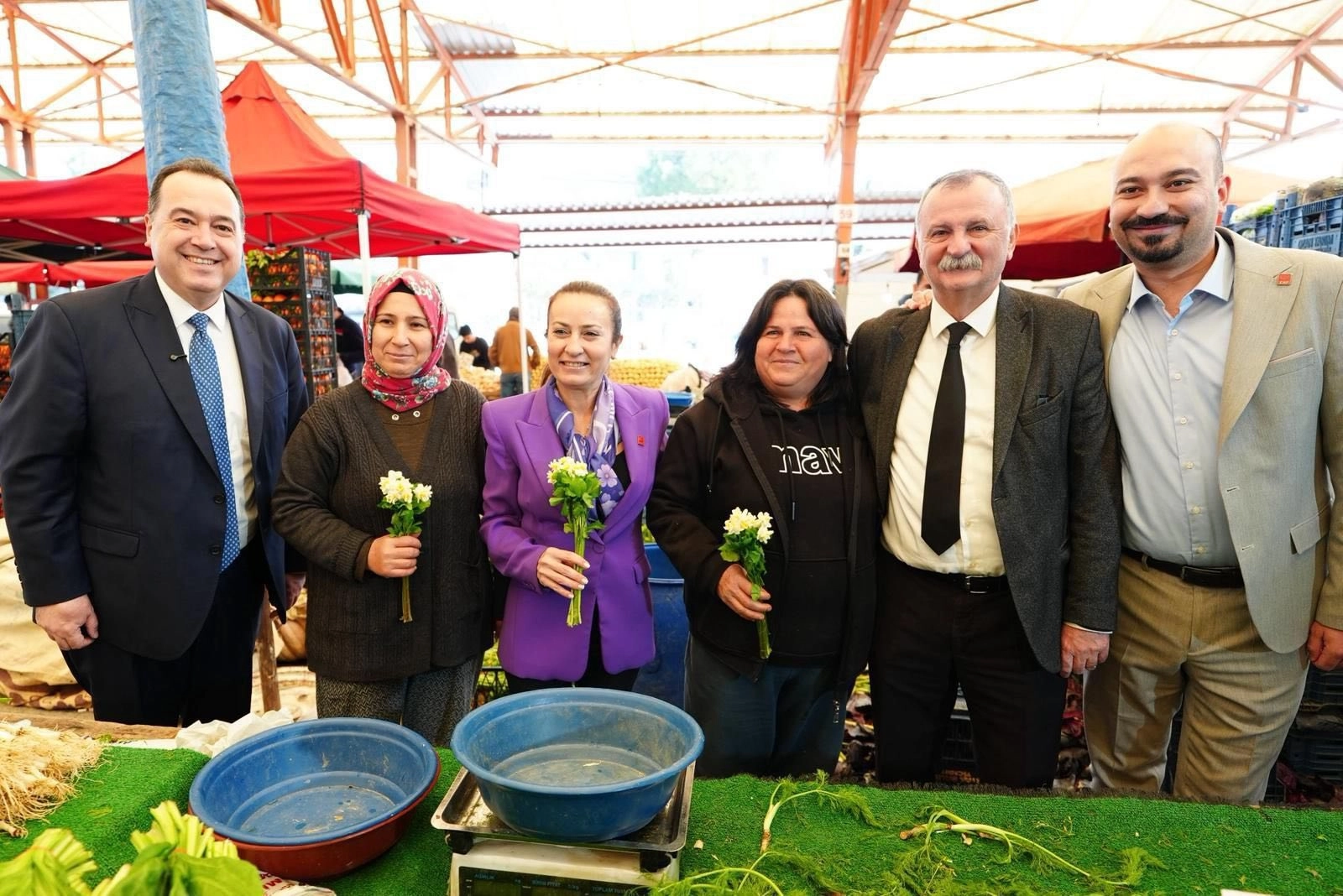 Manisa’da Kadınlar Günü’nde Çiçek Sürprizi!