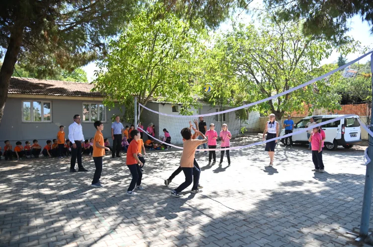 Manisa’da Öğrencilere Spor Malzemesi Desteği