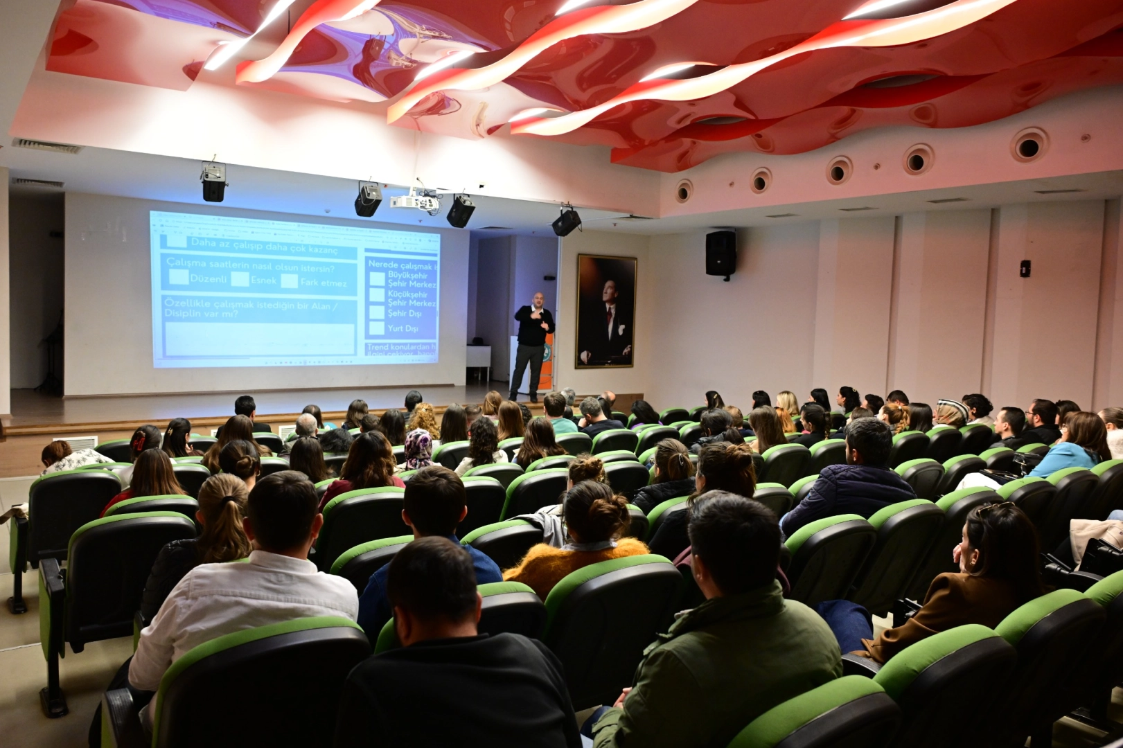 Manisa’da Öğretmenlere Kariyer Semineri Düzenlendi