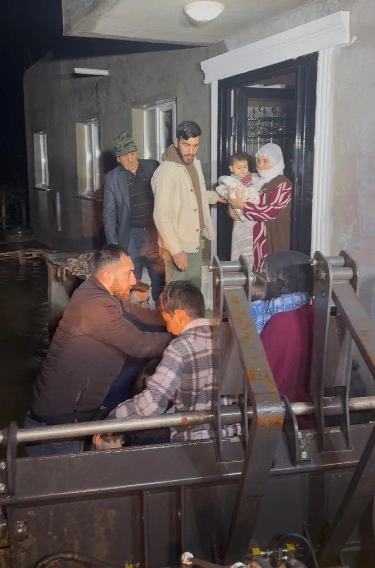 Manisa’da Selde Mahsur Kalan Aile Kurtarıldı