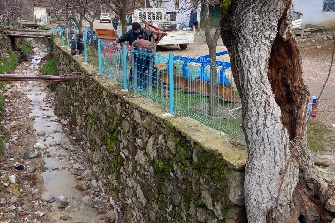 Manisa’da Tehlikeli Dereye Güvenlik Korkuluğu!