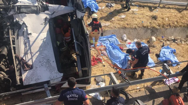 Manisa'da tır ile yolcu otobüsü çarpıştı! Çok sayıda ölü ve yaralı var