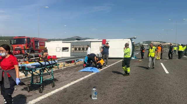 Manisa'da tır ile yolcu otobüsü çarpıştı! Çok sayıda ölü ve yaralı var