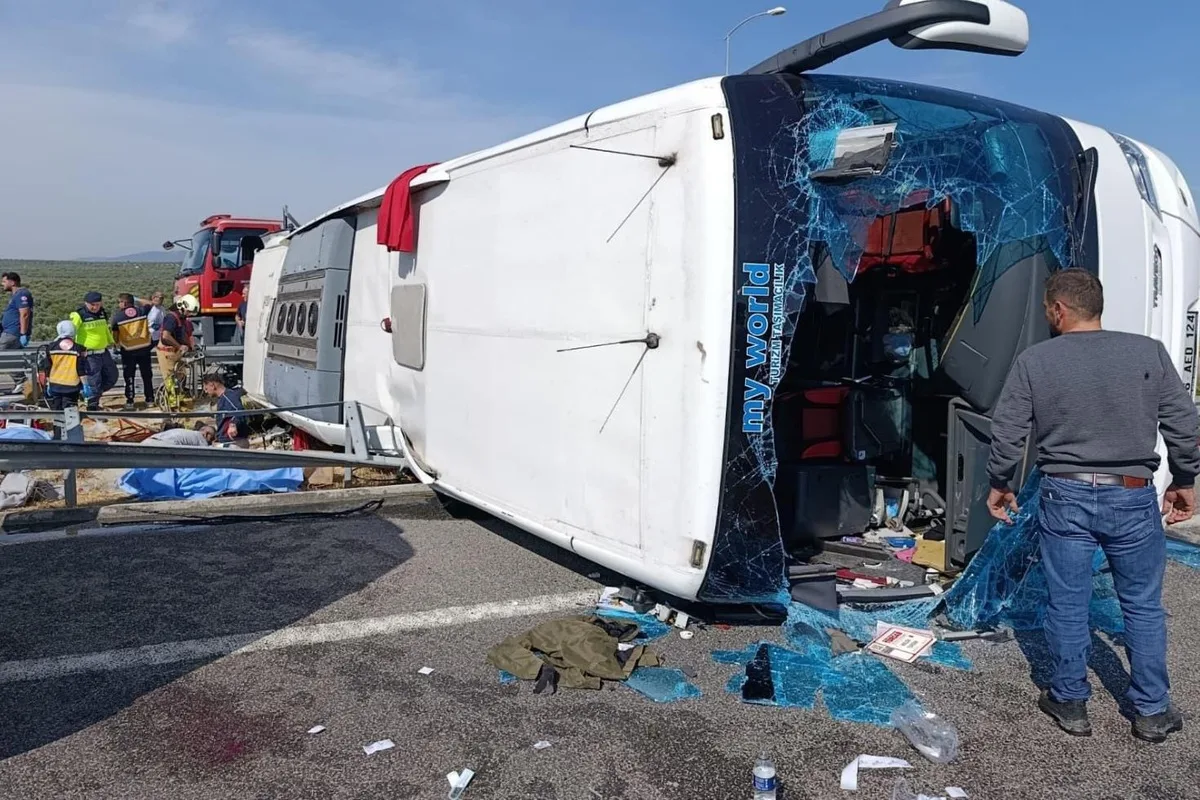 Manisa’da Tır ile Otobüs Çarpıştı: 11 Ölü, 27 Yaralı