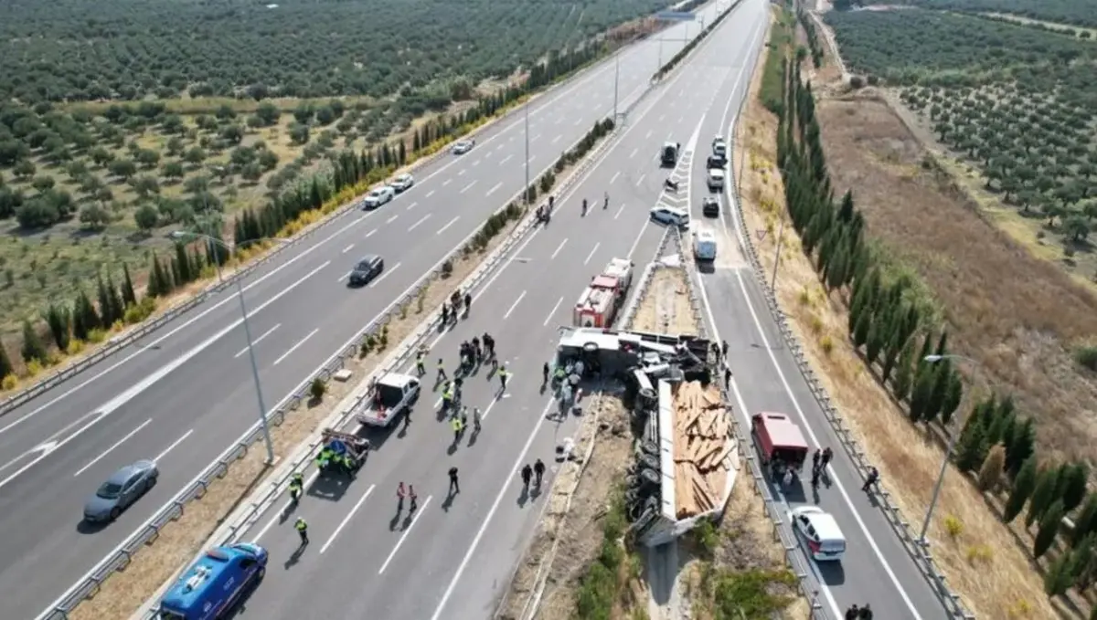 Manisa da 11 kişinin öldüğü kazada otobüs ve tır şoförü tutuklandı 2