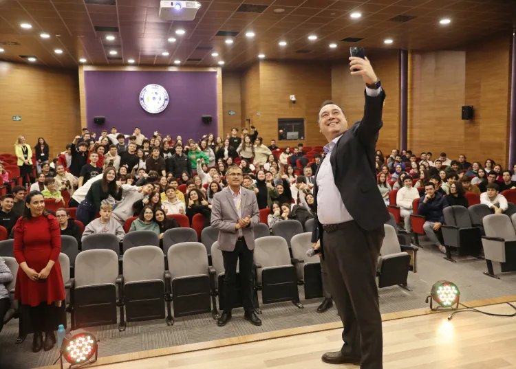 Manisa’dan Üniversite Öğrencilerine 6 Bin TL Destek