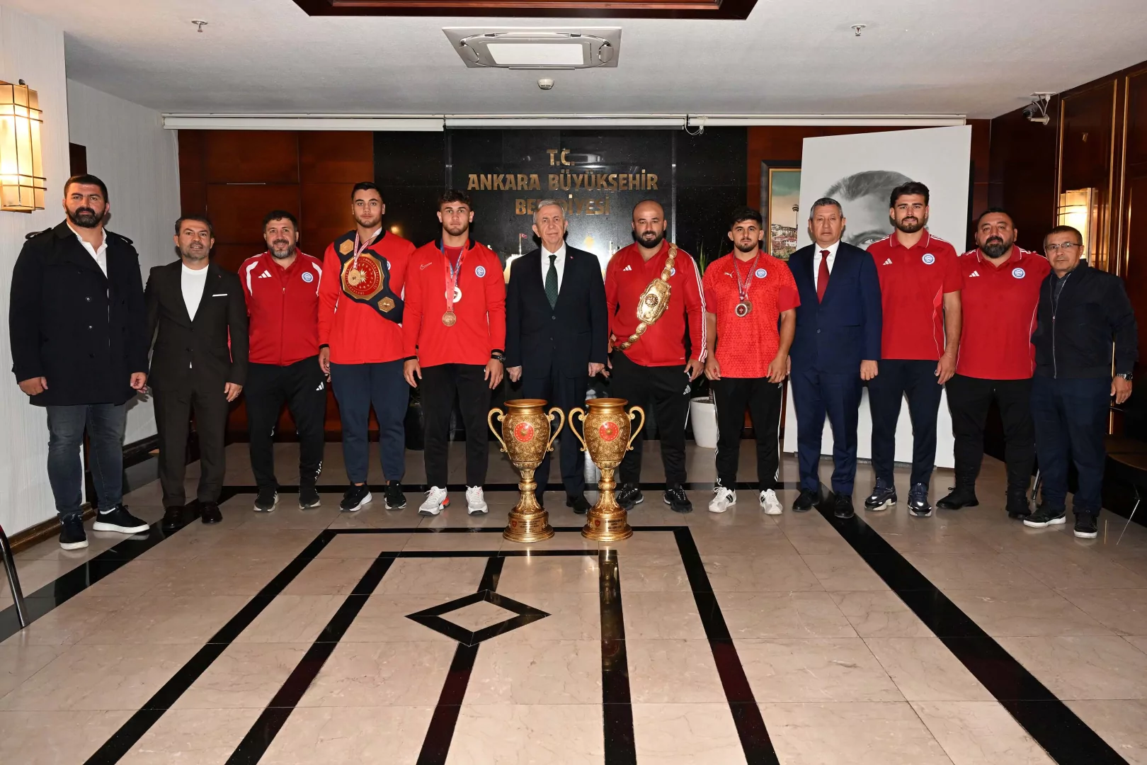 Mansur Yavaş, ASKİ Spor Güreşçilerini Ağırladı
