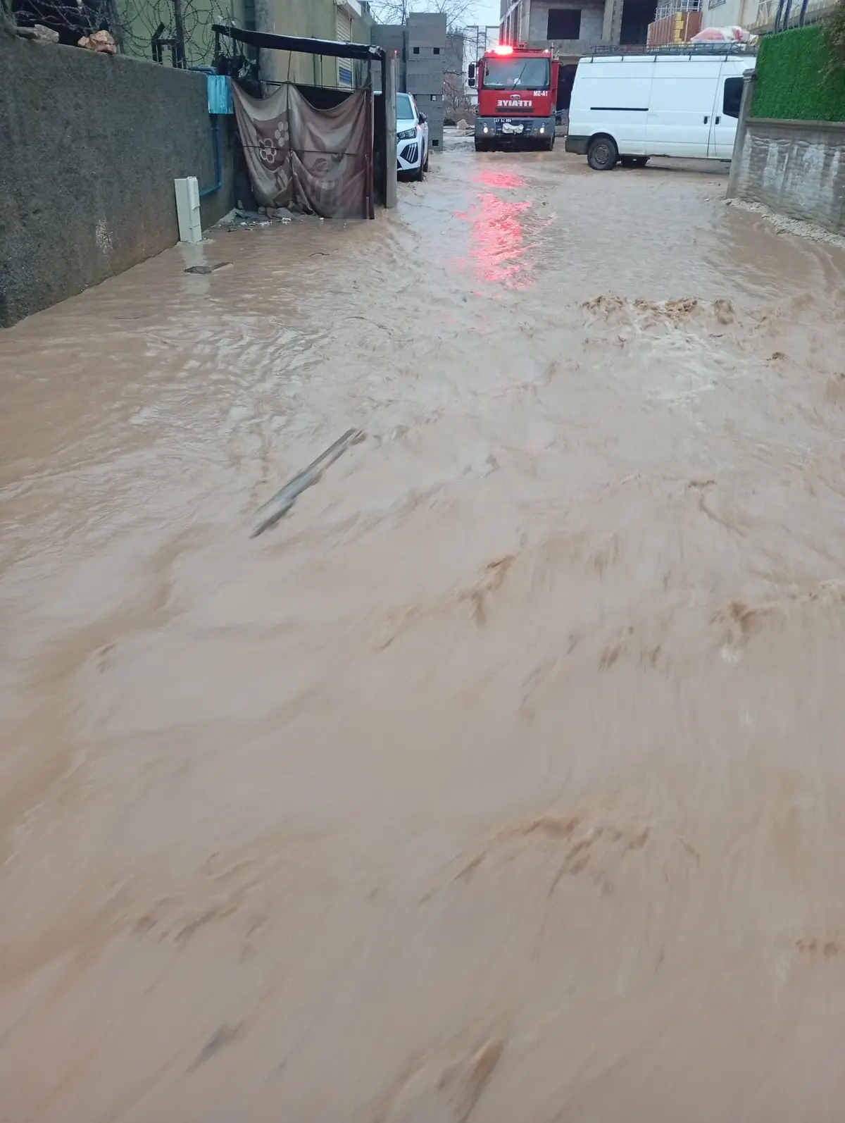 Mardin ve Diyarbakır da taşkın! Çok sayıda ev ve iş yeri sulara teslim oldu 5