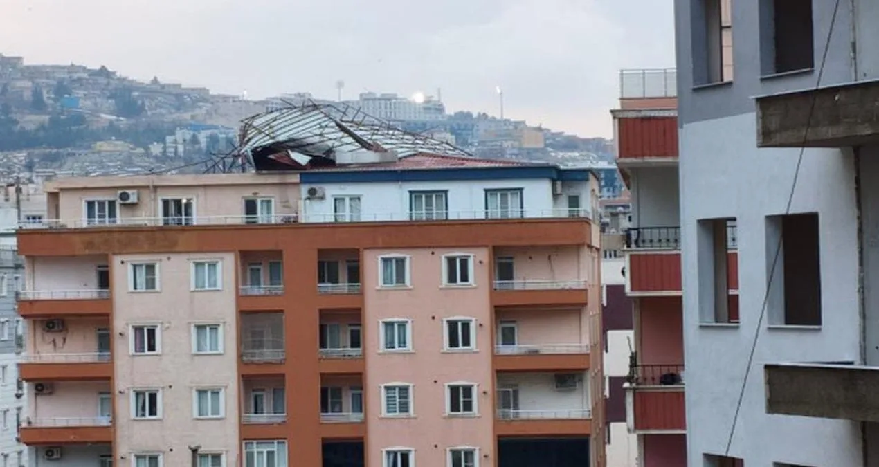 Mardin’de Şiddetli Rüzgar Çatı Uçurdu!