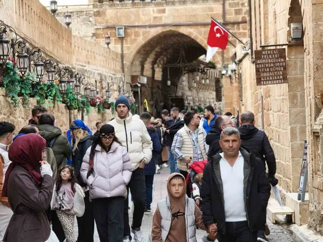 Tarihi kente bayram tatilinde ziyaretçi akını! 7