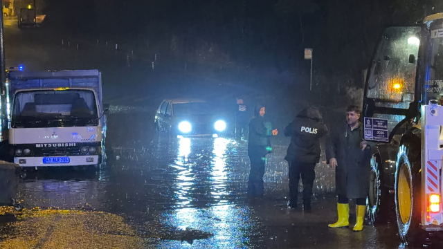 Sağanak kabusu Marmara'yı esir aldı: Kocaeli ve Sakarya'da dereler taştı, yollar kapandı