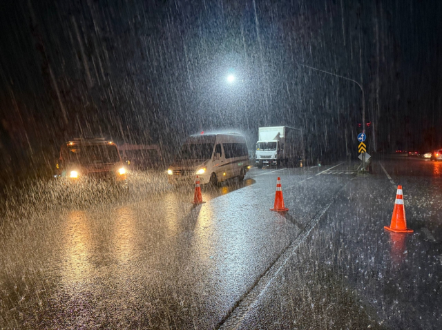Sağanak kabusu Marmara'yı esir aldı: Kocaeli ve Sakarya'da dereler taştı, yollar kapandı
