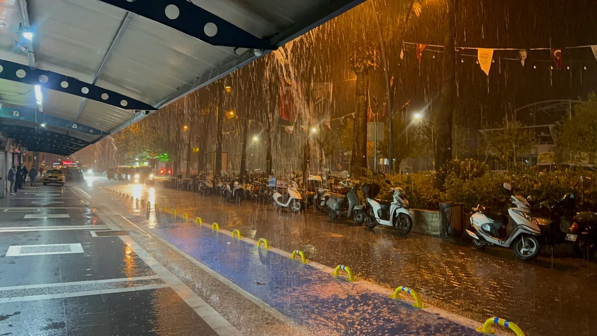 Marmaris'te sağanak yağmur yolları su bastı, sürücüler zor durumda