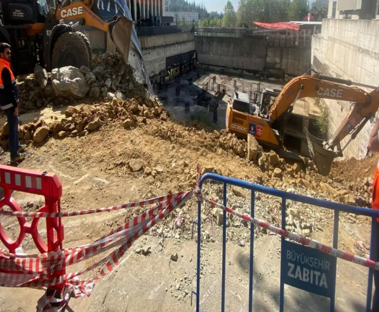 Maslak’taki Yol Çökmesi Onarıldı, Su ve Gaz Akışı Yeniden Başladı