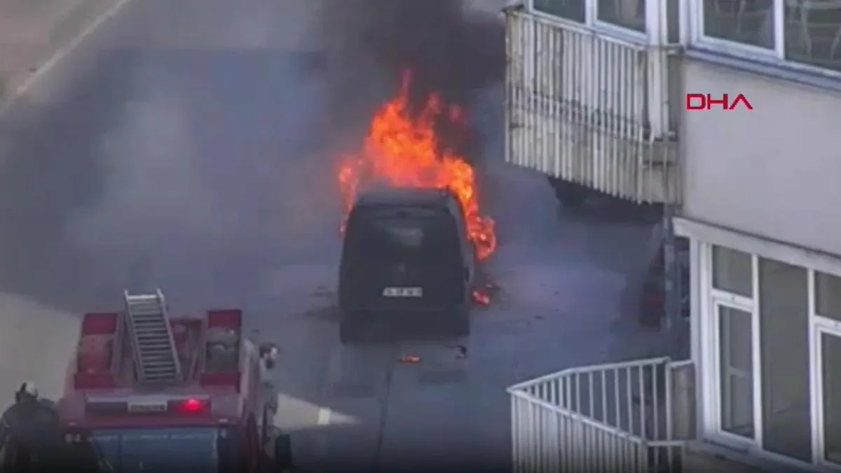 Mecidiyeköy’de Araç Yangını, Trafik Kilitlendi!