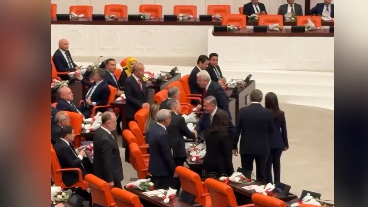 Meclis’te dikkat çeken anlar! DEM Partililer Bahçeli ile tokalaşmak için sıraya girdi 3