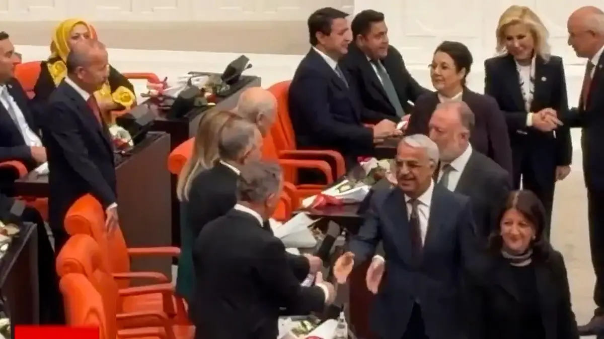 Meclis’te dikkat çeken anlar! DEM Partililer Bahçeli ile tokalaşmak için sıraya girdi 2