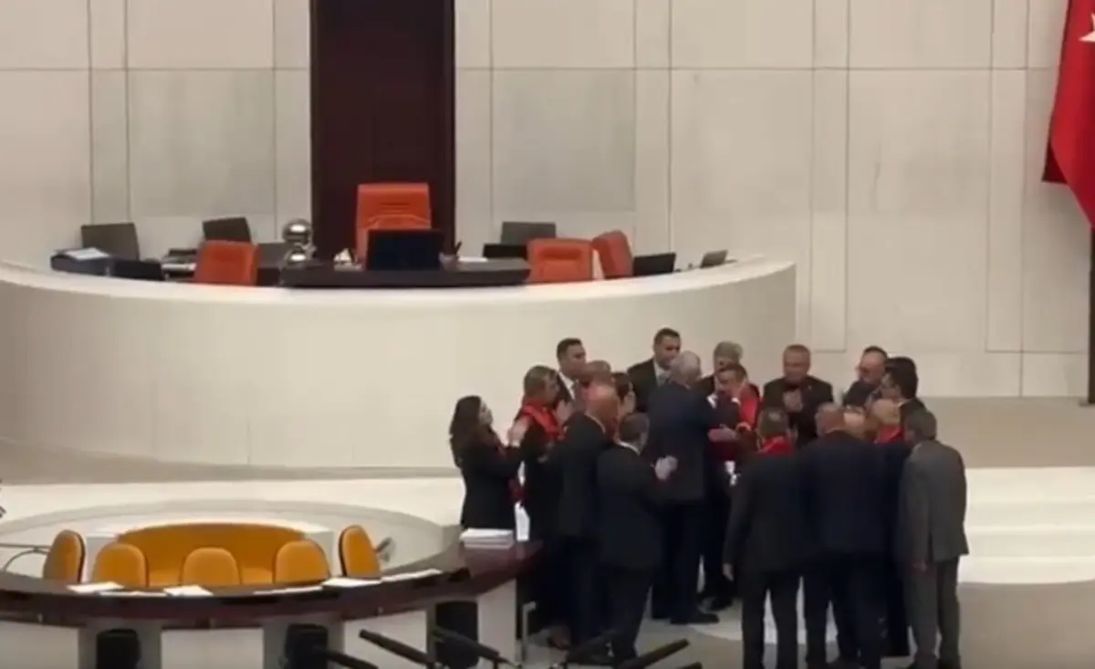 TBMM de dikkat çeken anlar! Güçlükle kürsünden indirildi: