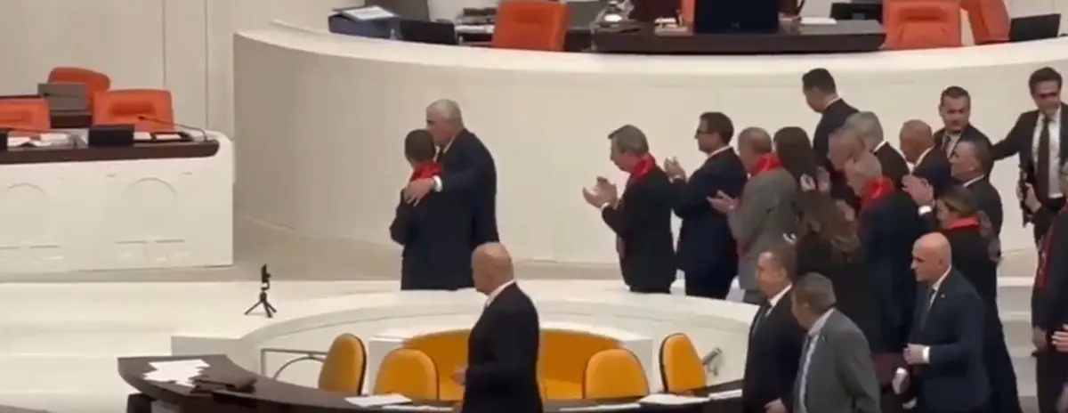 TBMM de dikkat çeken anlar! Güçlükle kürsünden indirildi: