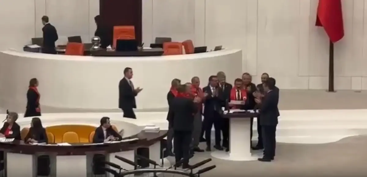 TBMM de dikkat çeken anlar! Güçlükle kürsünden indirildi:
