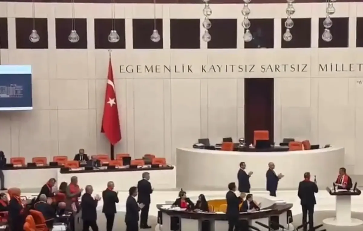 TBMM de dikkat çeken anlar! Güçlükle kürsünden indirildi: